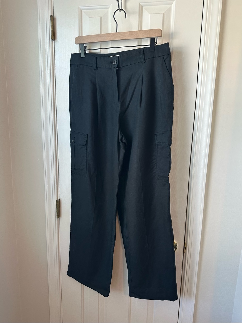 LOFT Black Wide-Leg Cargo Trousers
Size 8